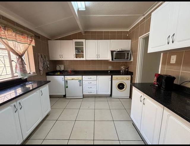 4 BEDROOM HOUSE FOR SALE IN SOPHIATOWN